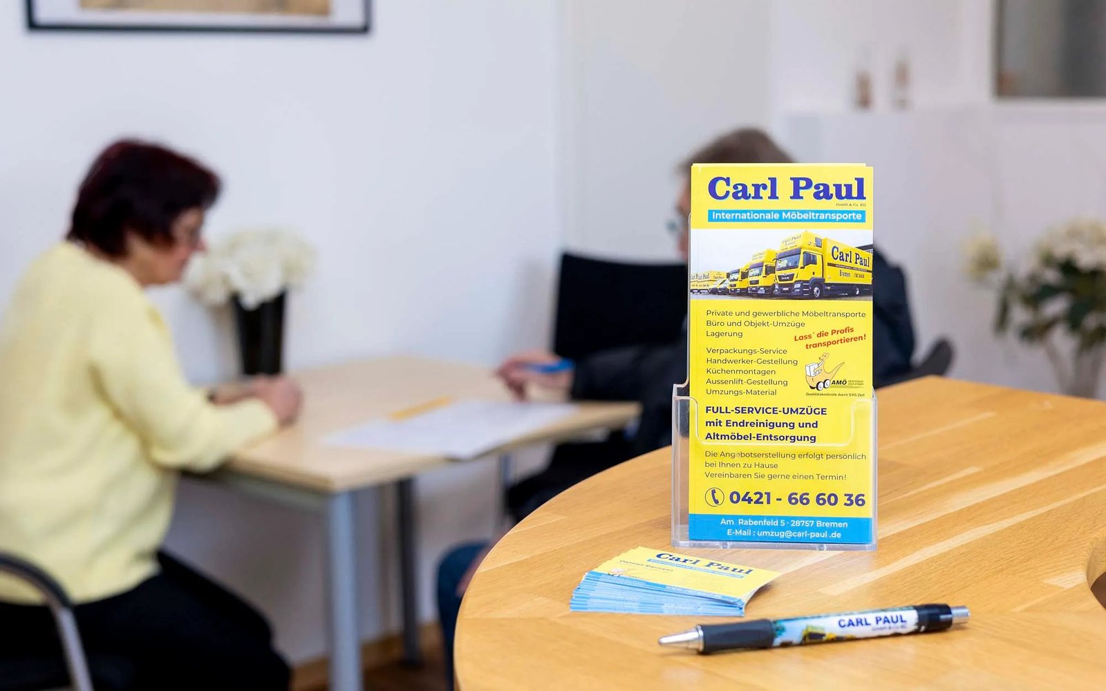 Informationsmaterial von Carl Paul auf einem Bürotisch