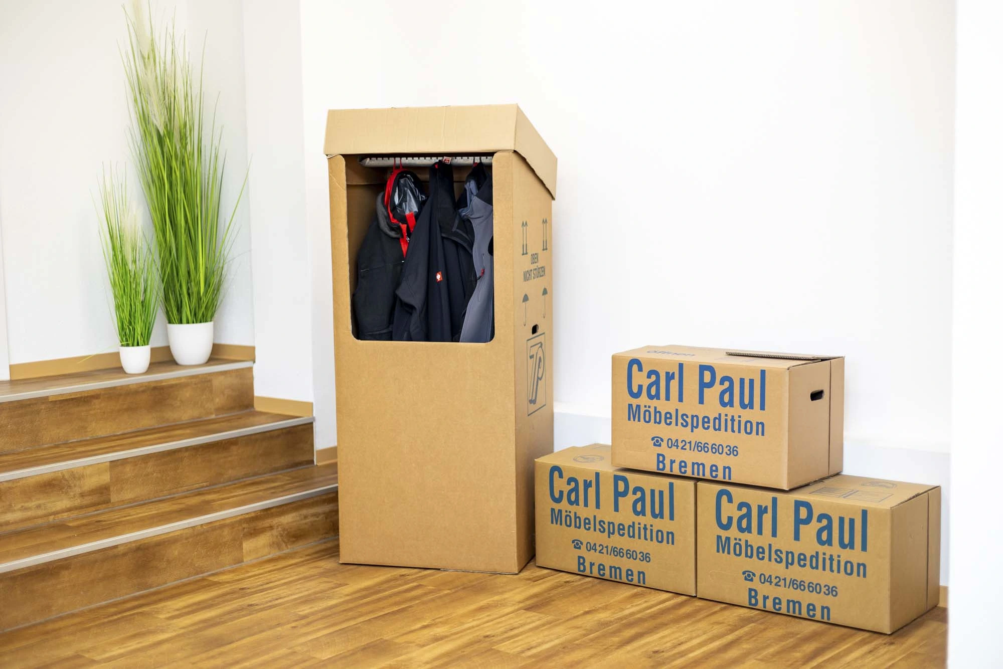 Kleiderbox und Umzugskarton von Carl Paul zum Verpacken von Kleidung