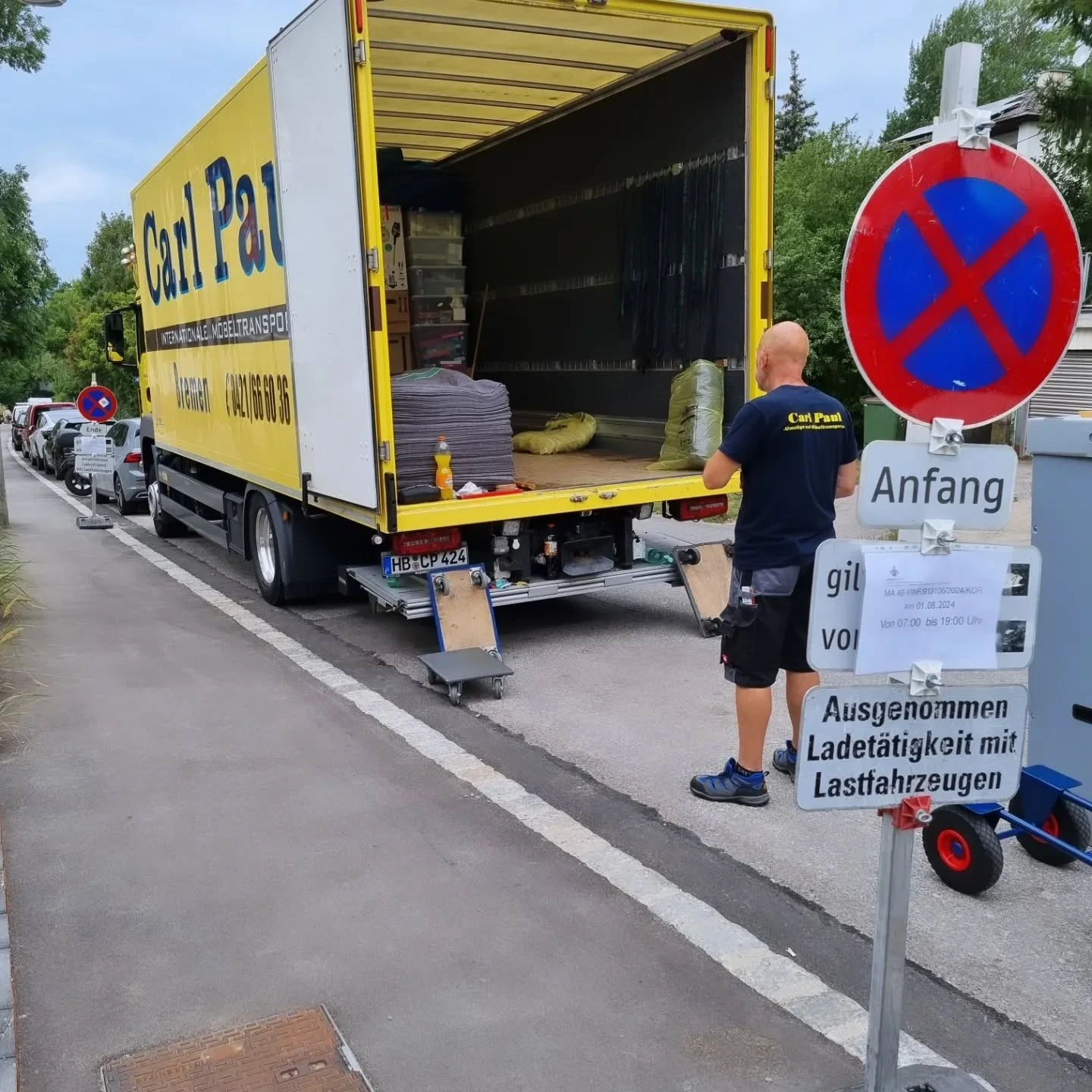 Umzugswagen von Carl Paul neben einer ausgeschilderten Halteverbotszone