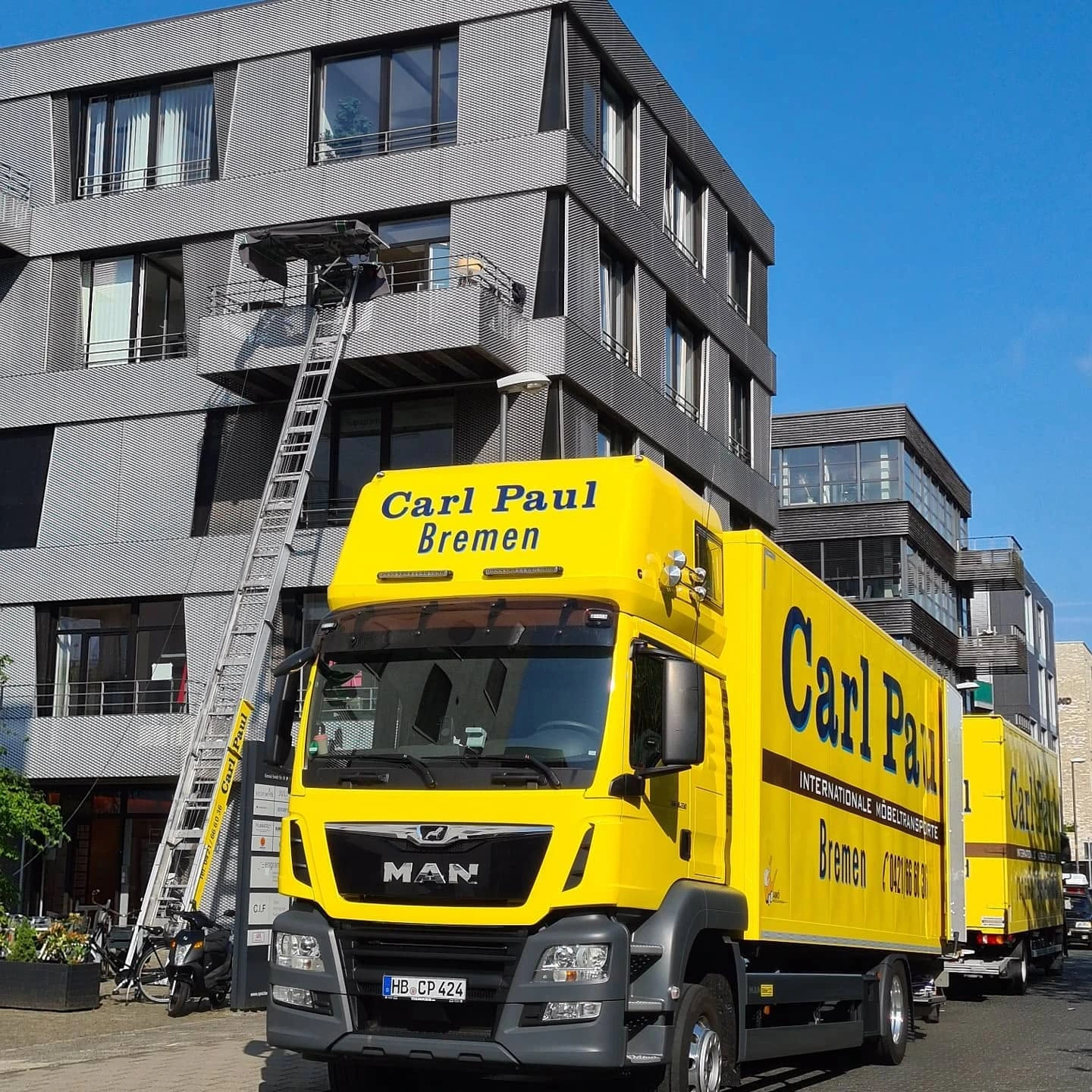 Umzugswagen von Carl Paul vor einem Wohngebäude