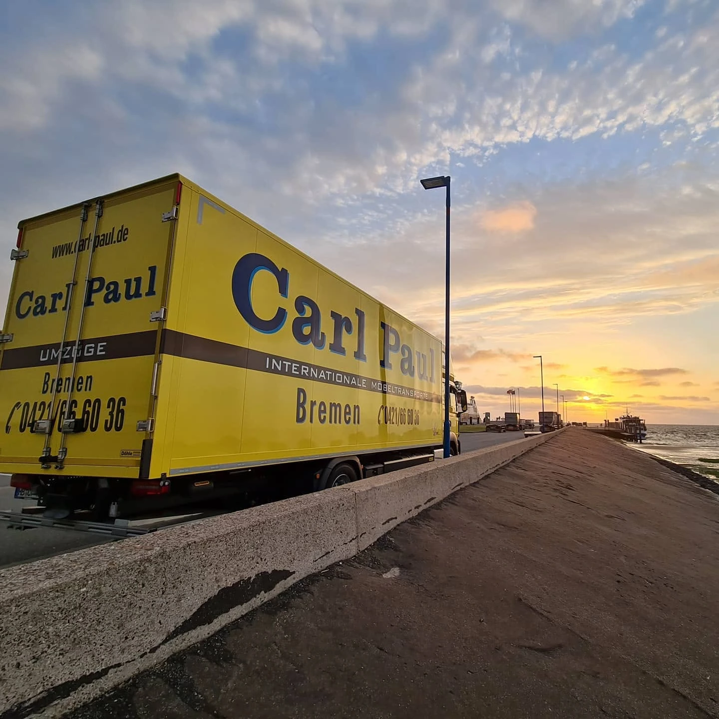 Carl-Paul-Möbelwagen mit Anhänger bei Sonnenuntergang