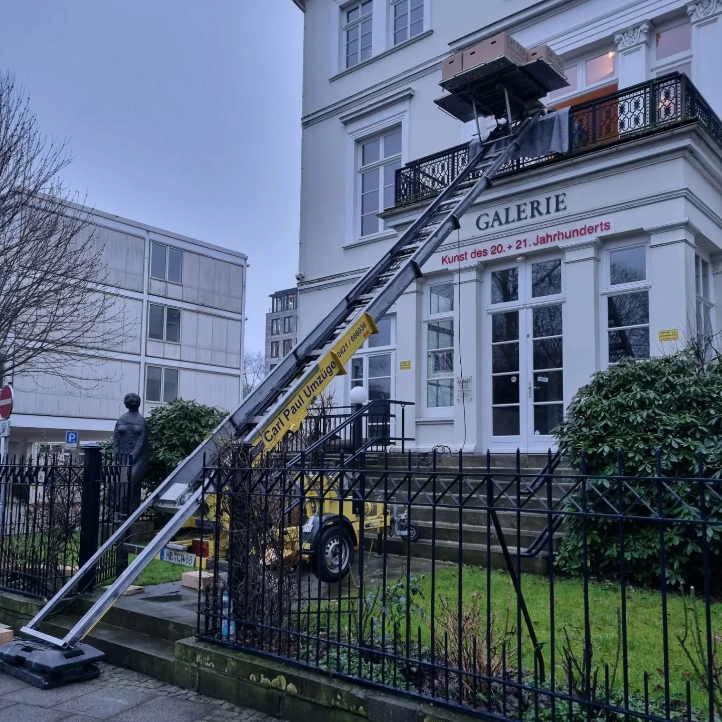 Möbeltransport per Außenaufzug an einem mehrgeschossigen Wohnhaus