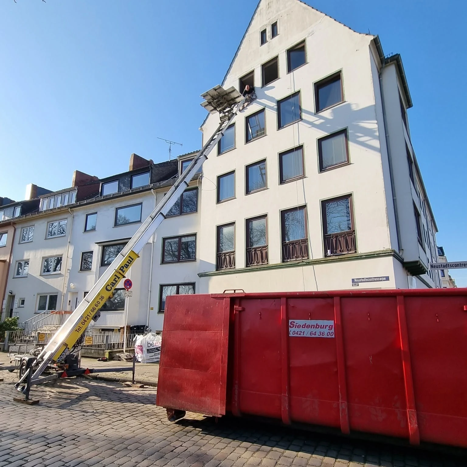 Mehrgeschossiges Gebäude mit Fenstern zur Straße