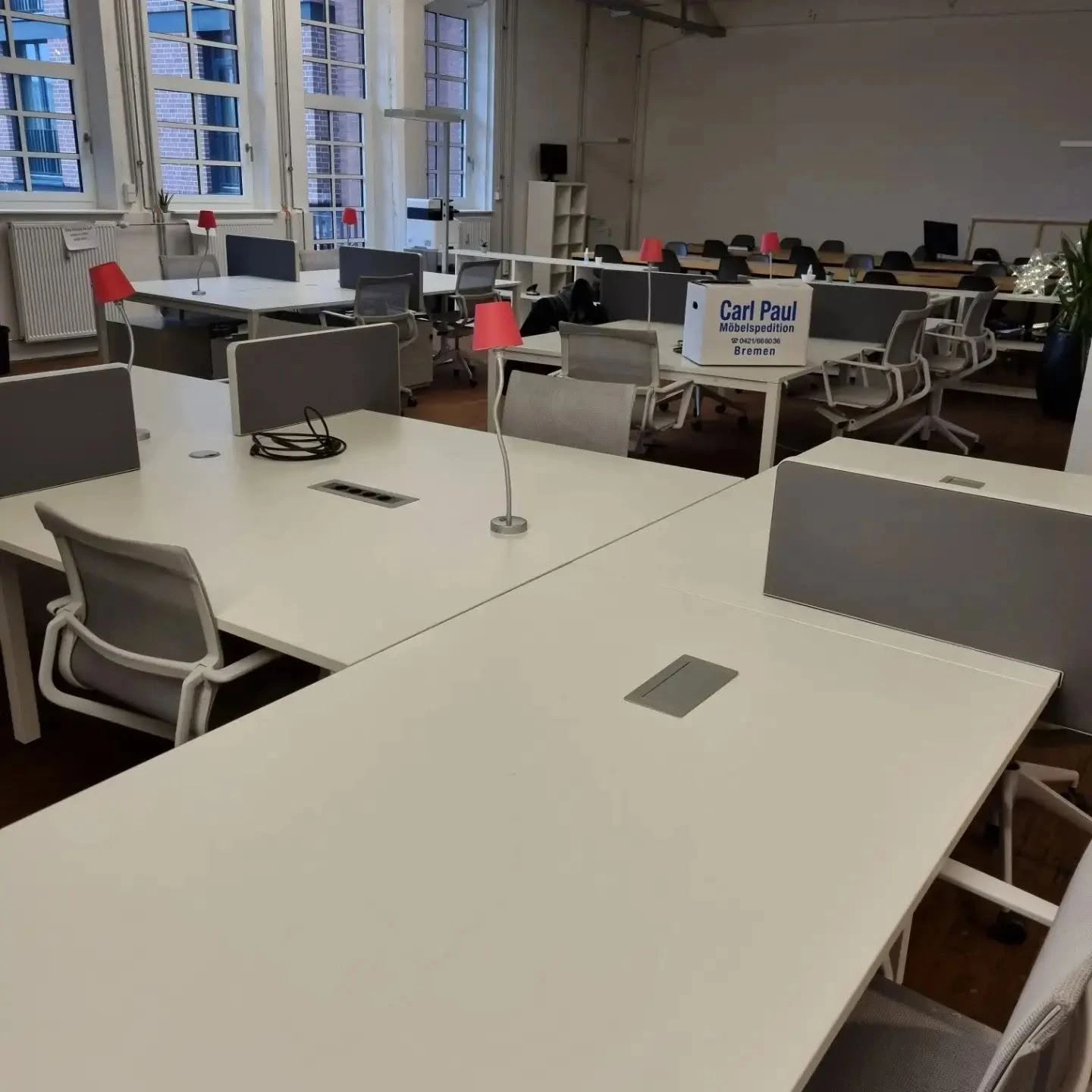 Büro mit Schreibtischen und Stühlen vor dem Umzug