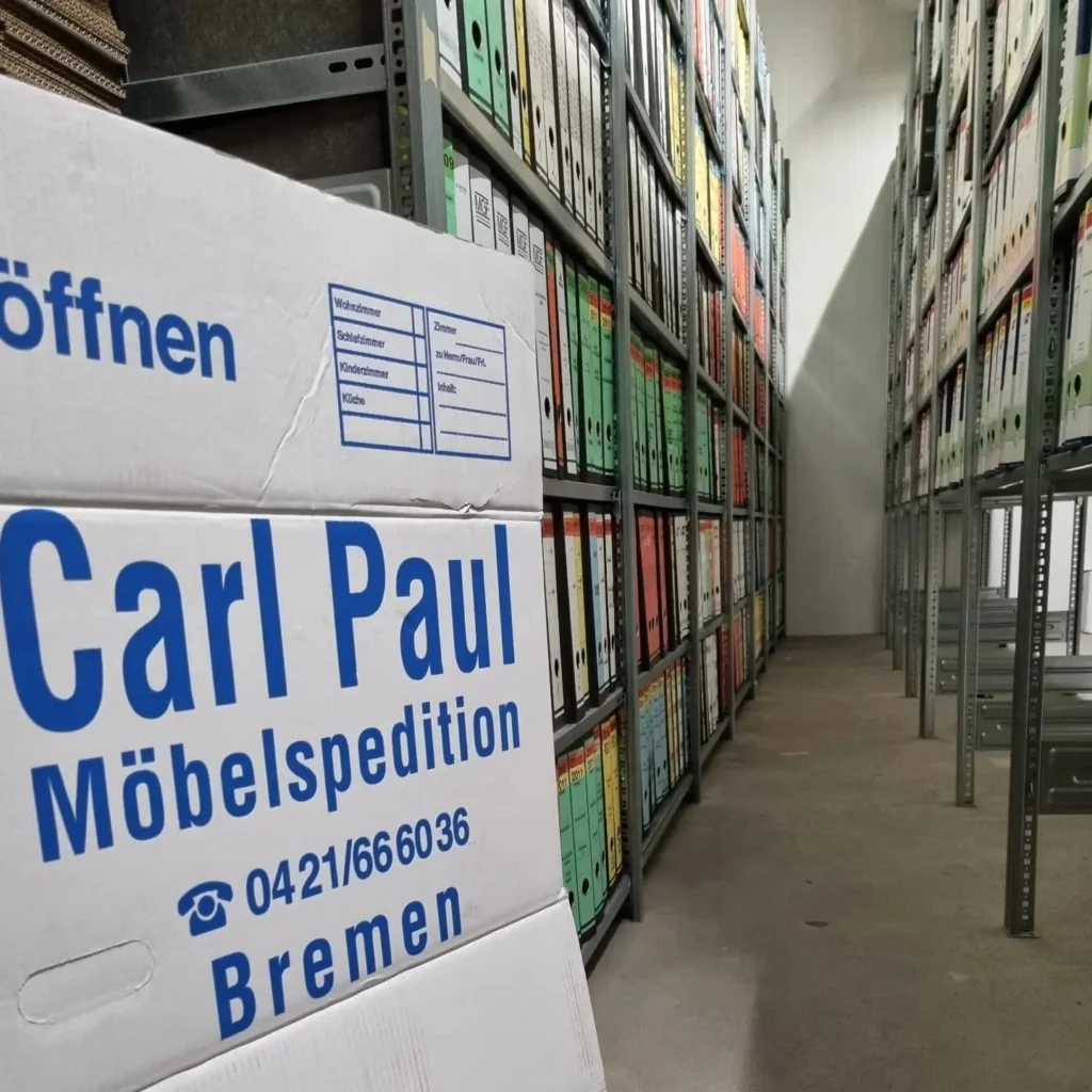 Große Transportkiste von Carl Paul in einem Innenraum