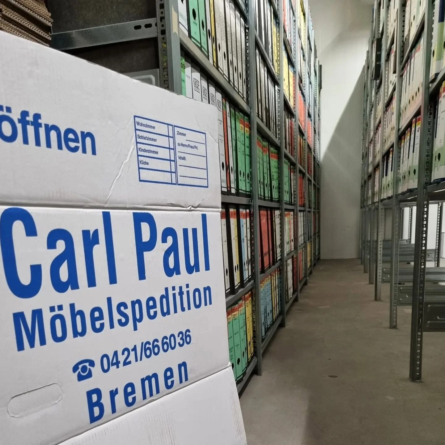 Große Transportkiste von Carl Paul in einem Innenraum