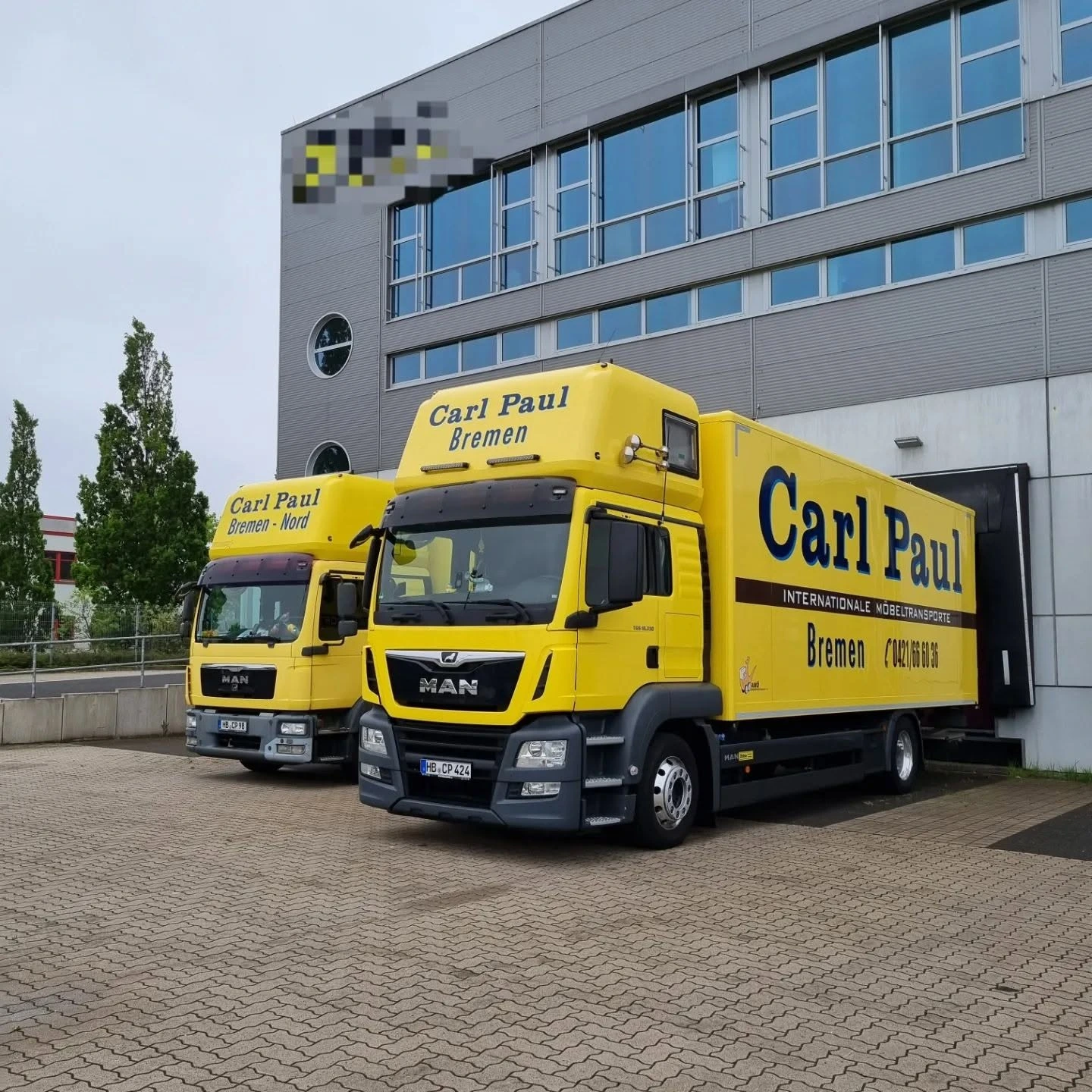 Carl-Paul-Umzugswagen vor einem Bürogebäude