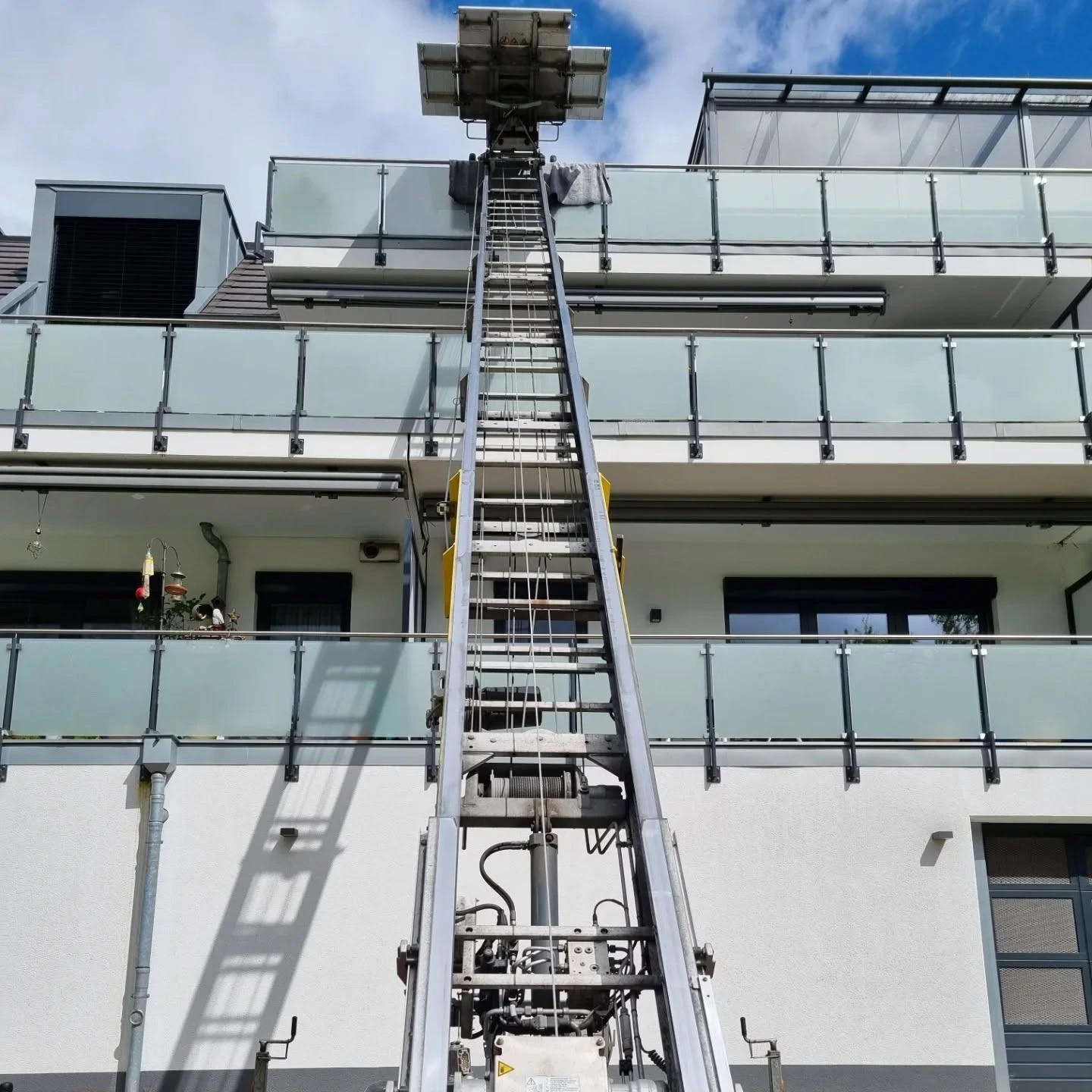 Außenaufzug an einem Wohnhaus mit Balkonen