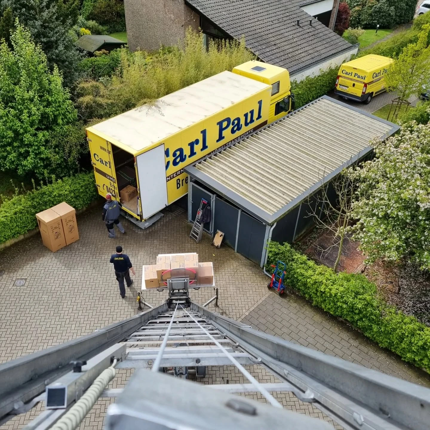 Gelbe Umzugsfahrzeuge von Carl Paul auf einem Betriebshof