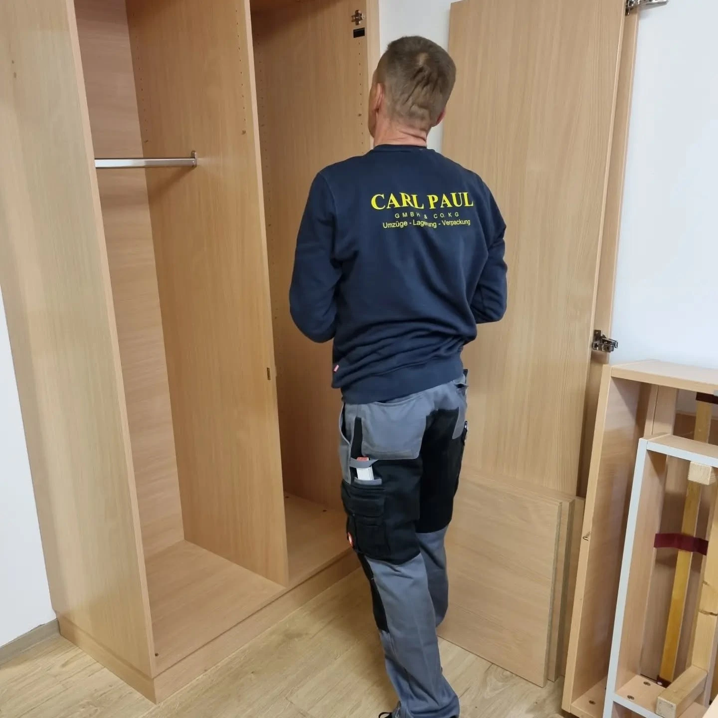 Carl-Paul-Mitarbeiter bei der Möbelmontage