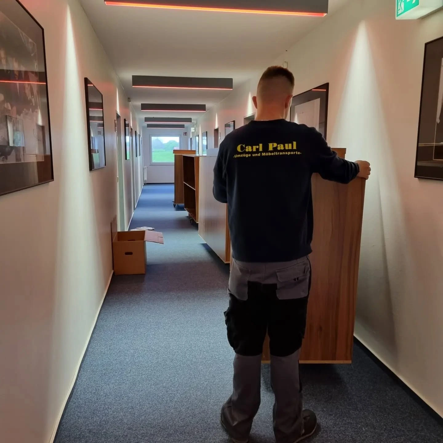 Mitarbeiter von Carl Paul beim Umzug in einer Wohnung