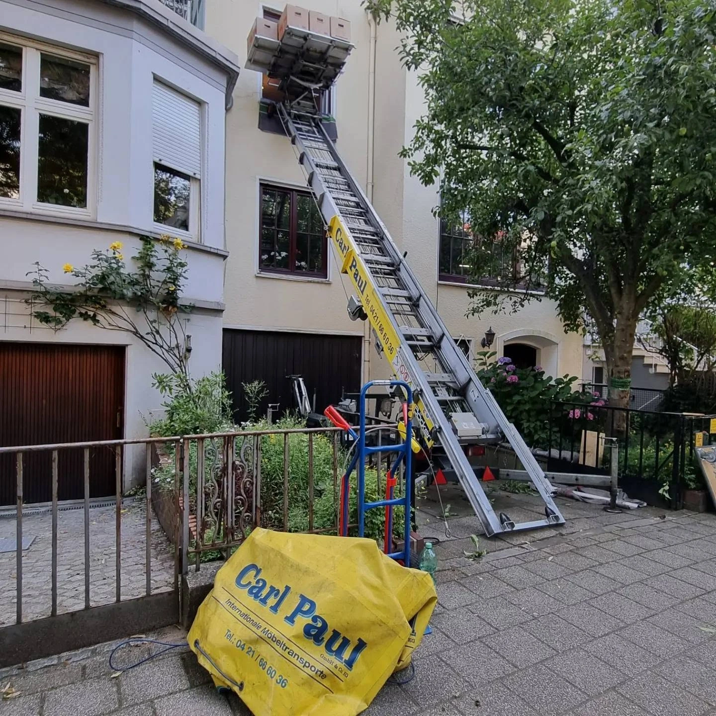 Möbelaufzug von Carl Paul vor einem Wohnhaus