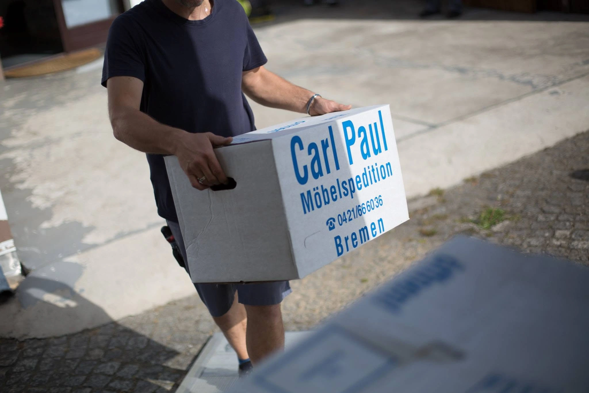 Mitarbeiter beim Verpacken mit einem Carl-Paul-Umzugskarton